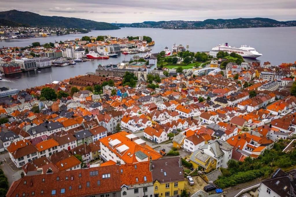 Leilighet I Bergens Vakreste Gate - Nydelig Utsikt Over Innseilingen Til Bergen! Buitenkant foto