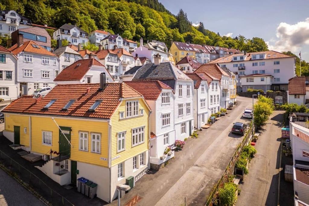 Leilighet I Bergens Vakreste Gate - Nydelig Utsikt Over Innseilingen Til Bergen! Buitenkant foto