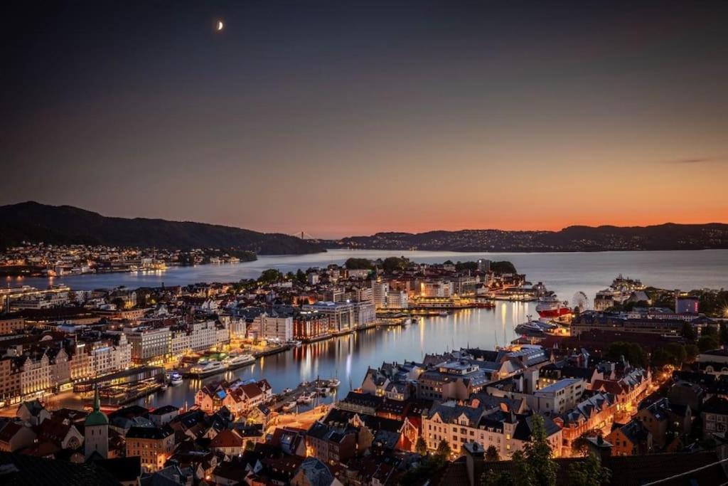 Leilighet I Bergens Vakreste Gate - Nydelig Utsikt Over Innseilingen Til Bergen! Buitenkant foto